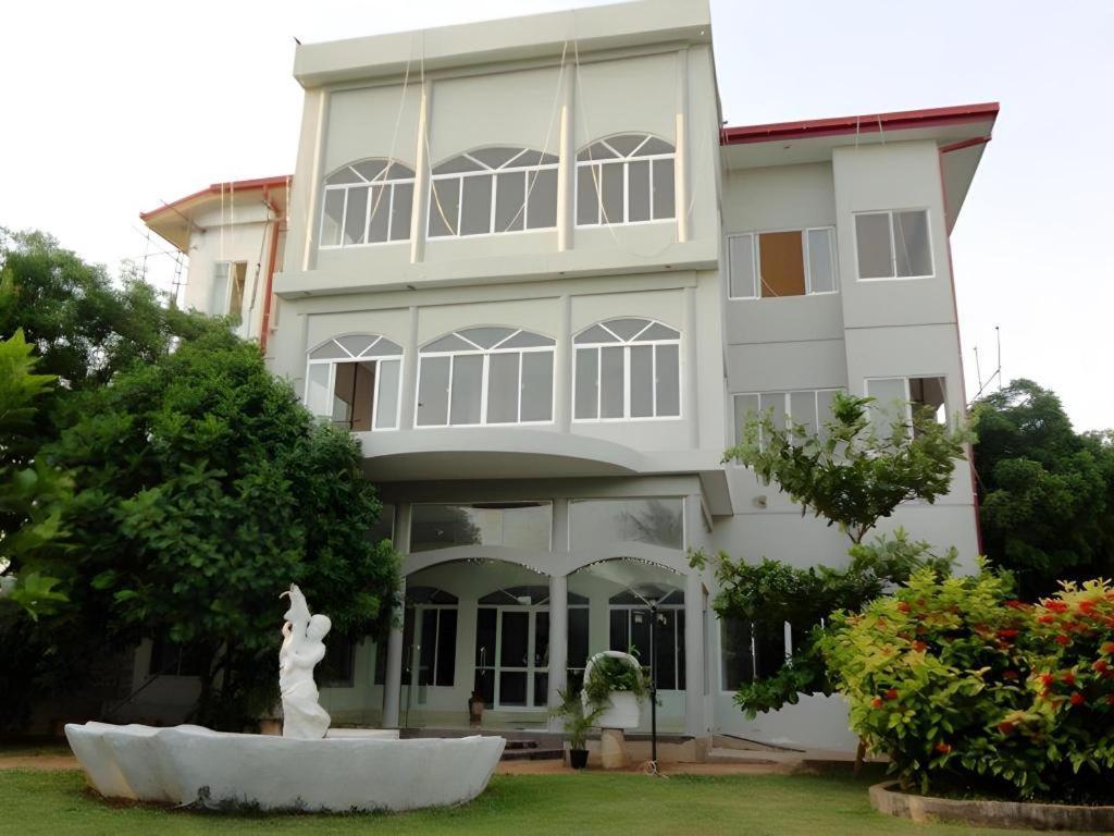 Tilko City Hotel Jaffna Exteriör bild